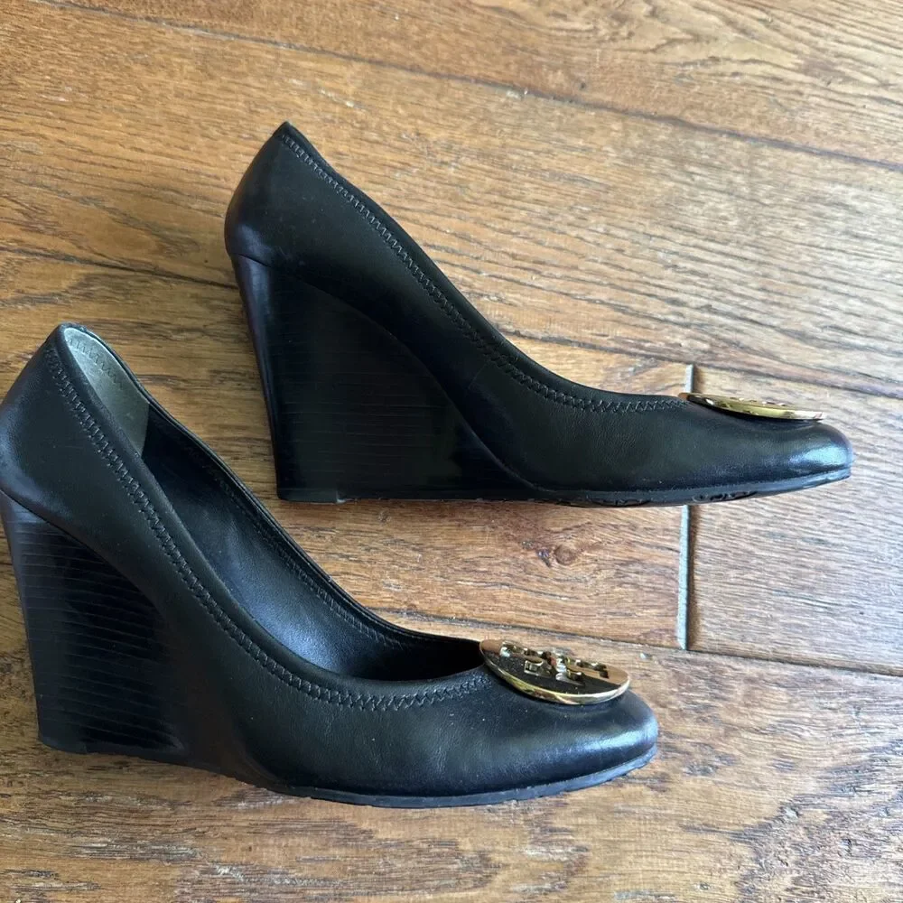 Tory Burch Sophie Wedges Black Leather Gold Tone Logo Emblem Heels 8 M
